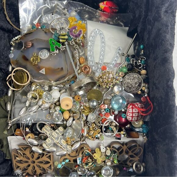 5 pound scoop of craft jewelry vintage to current for repurpose - Picture 9 of 12